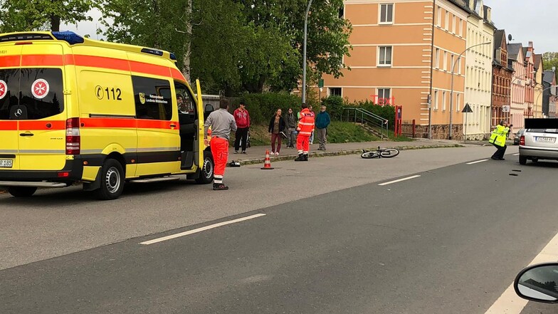 Der Radfahrer wurde mit einem Hubschrauber in eine Klinik geflogen.