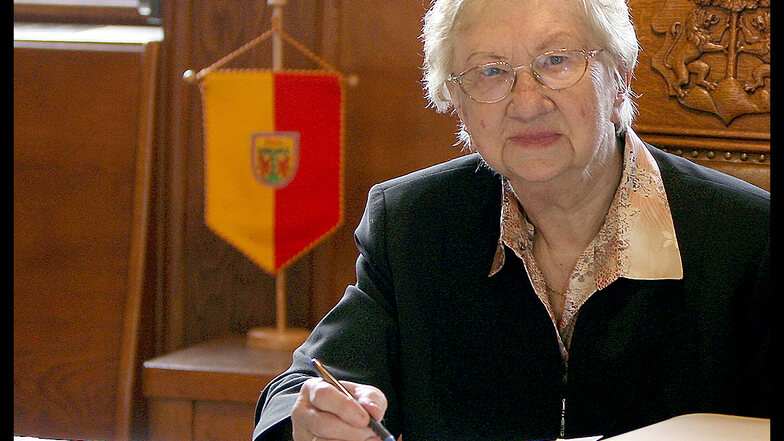 Besondere Ehre für Ausnahmesprinterin Elfriede Preibisch. Anlässlich ihres 90. Geburtstages durfte sie sich ins Goldene Buch der Stadt Pirna eintragen.