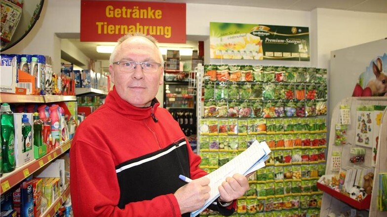 Konrad Kuscher führt mit seiner Frau Zimmis Einkaufsmarkt in Zodel und bietet Postservice an.