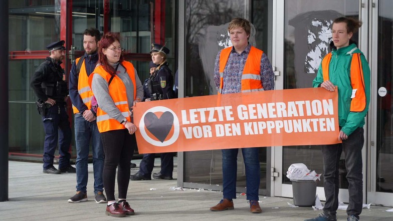 "Letzte Generation" beklebt Eingang von Sächsischem Landtag