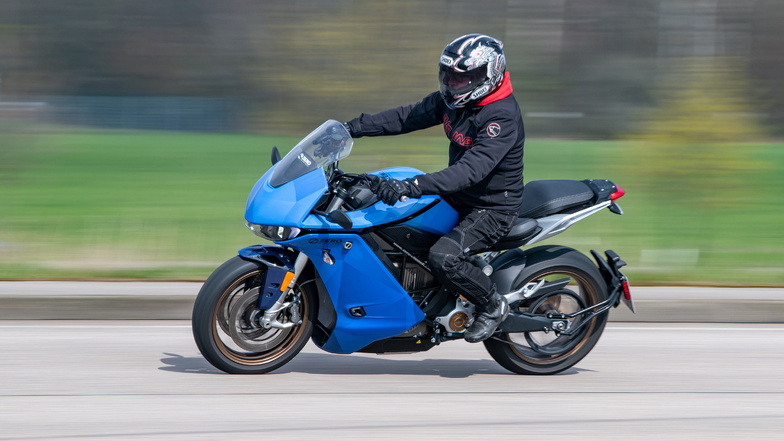 Motorradverkäufer Mario Otto aus Chemnitz auf einer Zero SR/S: Wenn man den fehlenden Auspuff übersieht, ist das 110 PS starke E-Motorrad kaum von einem Verbrennermodell zu unterscheiden.