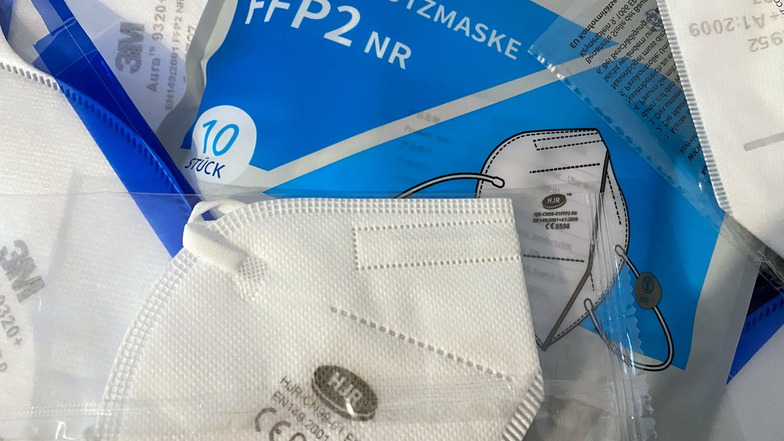 Geprüfte FFP2-Masken lassen sich am CE-Kennzeichen samt Prüfnummer erkennen. Außerdem wird auf die entsprechende Norm EN 149 hingewiesen und der Hersteller ist aufgedruckt.