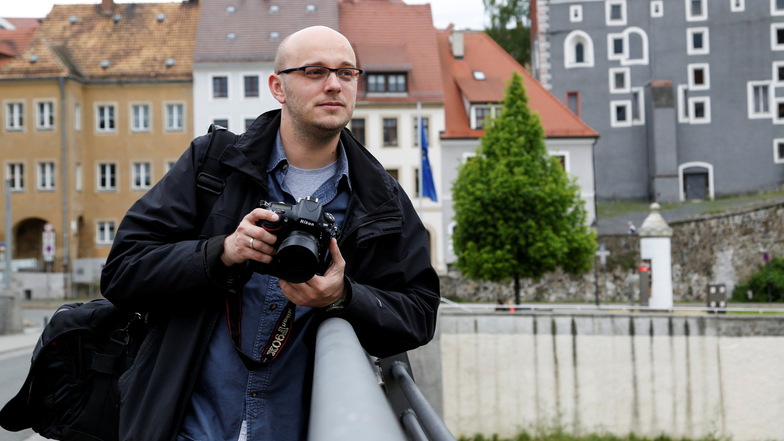 Der Görlitzer Fotograf Pawel Sosnowski auf der Altstadtbrücke.
