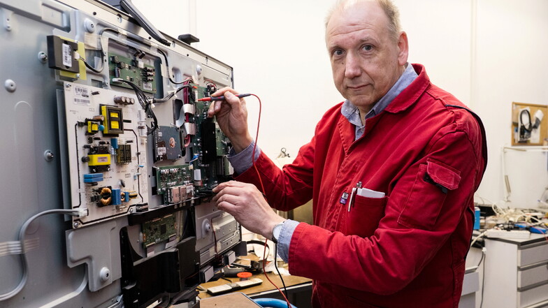Bernd-Uwe Kabst, Meister bei Gunter Ende in Görlitz, repariert einen Fernsehapparat.