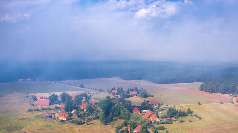 Rauchwolken ziehen über die kleine Ortschaft Hohen Woos am Rande des ehemaligen Truppenübungsplatzes in der Nähe von Lübtheen.