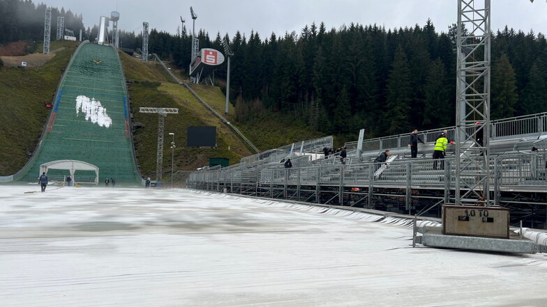 An der Vogtland-Schanze in Klingenthal entsteht Millimeter für Millimeter eine Eisfläche für das Hockey Outdoor Triple mit drei Eishockeyspielen in drei Tagen.