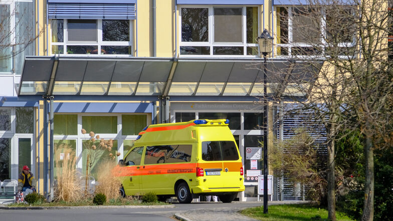 Ein Krankenwagen vor dem Fachkrankenhaus Coswig. Bisher wurden hier insgesamt drei ausländische Covid-19-Patienten behandelt. Alle drei haben die Erkrankung überstanden.
