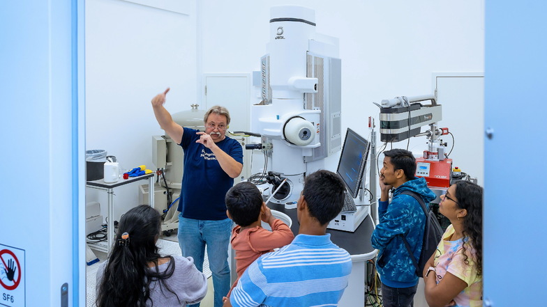 Bernd Rellinghaus erklärte die Funktionsweisen der besonderen Mikroskope am Dresden Center of Nanoanalysis.