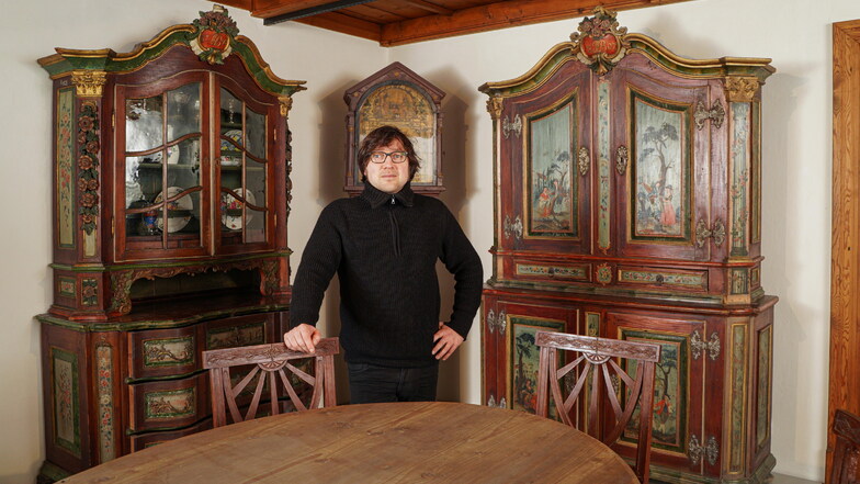 Restaurator Gerald Grajcarek untersucht die historischen Schränke im Besitz des Bautzener Museums. Zwei davon sind in der sogenannten Ebersbacher Wohnstube ausgestellt.