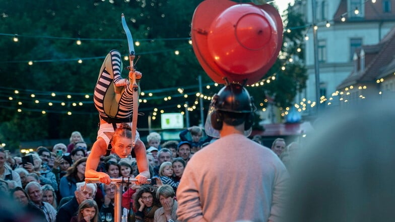 Sara Twister spannt den Pfeil und Bogen mit den Füßen und hat die rote Zielscheibe kopfüber im Blick. Sie gewann im vorigen Jahr den Publikumspreis und ist somit beim Herbst- und Weinfest in Radebeul wieder mit dabei.