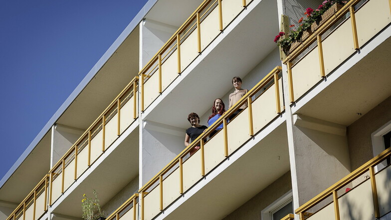 Vermieterin Dörte Petschel , Kundenbetreuerin Sandra Dreßler und Immobilienmanagement-Leiterin Heike Baumgart (v.l.) von der TAG Wohnen stehen auf einem Balkon am Ostring 30 in Görlitz-Königshufen.