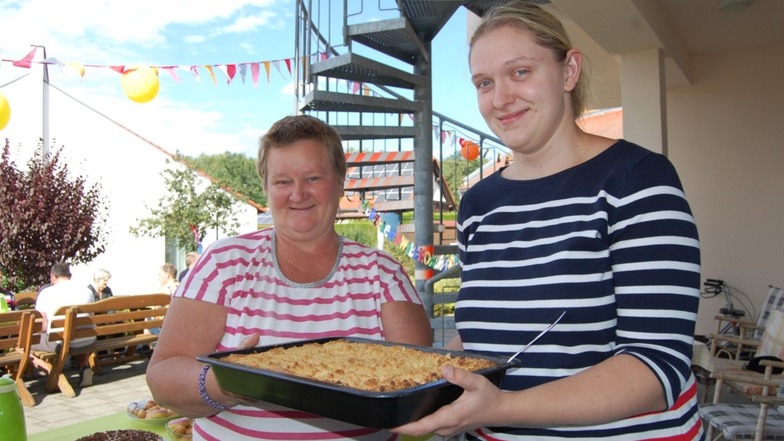 Unter anderem
Bewohnerin Bärbel Miklitza (links)
und Praktikantin Alexandra Kilank halfen bei der
Vorbereitung des
Festes – sie buken Apfelkuchen.