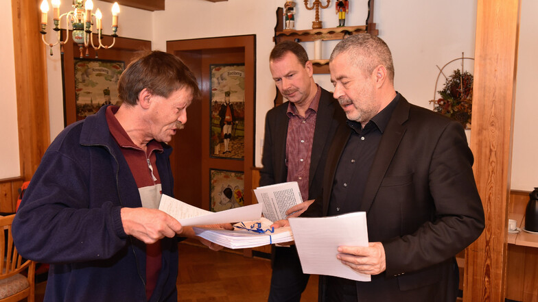 Dietmar Hofmann übergibt die Unterschriften an Landrat Michael Geisler aus Pirna und den Abteilungsleiter Verkehr aus Freiberg, Thomas Kranz.