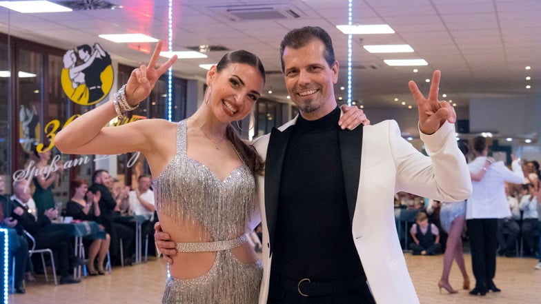 Ekaterina Leonova und Tanzpartner Stefan Erdmann bei der Tanzschule Matzke in Görlitz. Nur Arbeit war der Besuch nicht, sagt Ekat.