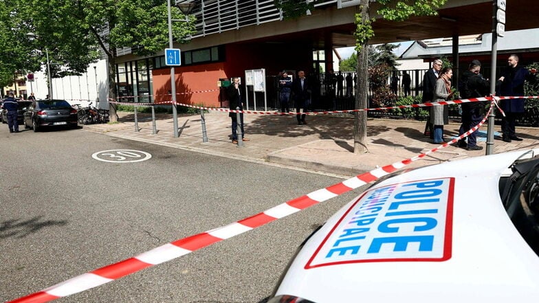Die französische Polizei untersucht die Umgebung einer Schule, nachdem dort zwei Grundschülerinnen bei einem Messerangriff leicht verletzt worden waren