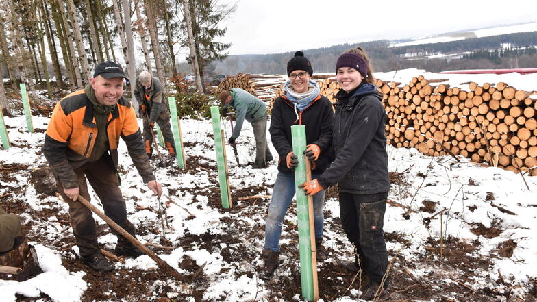 Beatrice und Marcel Rinke mit Tochter Emily bepflanzen die künftige Waldkante.