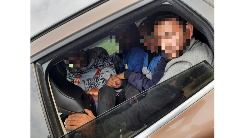 Zehn Männer in einem Fünf-Sitzer - so fand die Polizei am Wochenende illegal eingereiste Migranten vor.