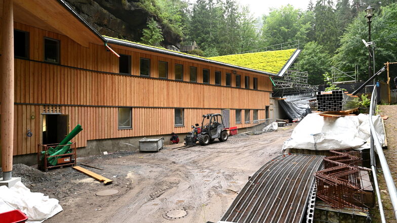 Die Fassade des neuen Funktionsgebäudes auf der Felsenbühne Rathen ist mit Lärchenholz aus dem Tharandter Wald verkleidet.