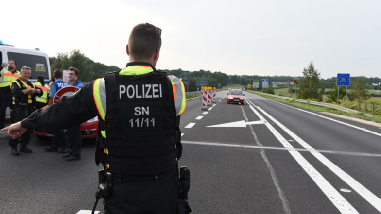 Die Bundespolizei kontrollierte auf der Autobahn verdächtige Fahrzeuge. (Symbolbild)