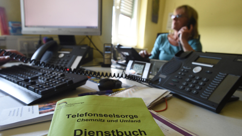 An manchen Tagen steht das Telefon bei der Stadtmission Chemnitz nicht still. Ehrenamtliche Seelsorger sprechen mit den Menschen in Not.