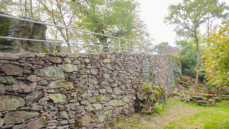 Die Trockenmauer auf dem Keulenberg in Oberlichtenau ist jetzt wieder stabil. Lange Zeit hatte sie ein Sicherheitsrisiko dargestellt.