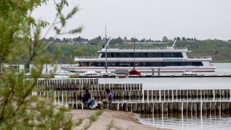 Das Ausflugsschiff MS Markkleeberg ist auf dem Markkleeberger See unterwegs.