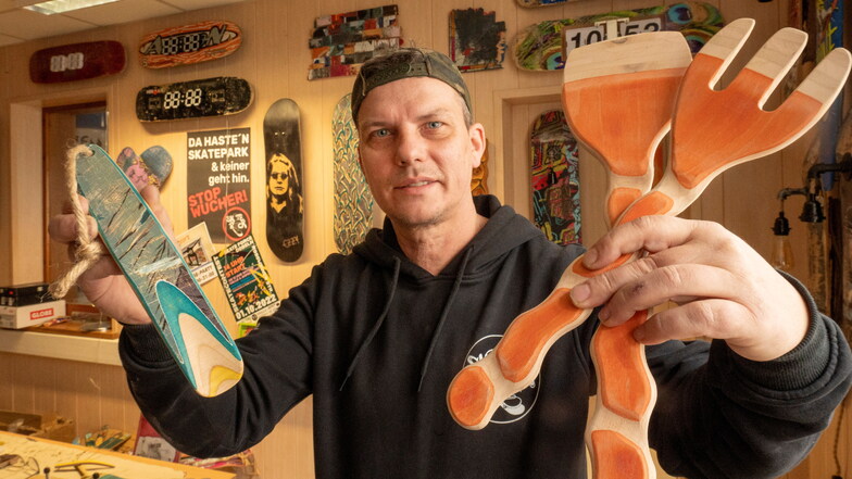 Torsten Zieger recycelt in seiner Großenhainer Firma Skate Back alte Boards und fertigt daraus neue Produkte. Nach dem erfolgreichen Start der neu gegründeten Firma unterrichtet er nun auch.