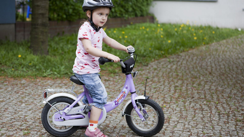 Zweirad-Nachwuchs: Die Fahrradgröße muss zu den kleinen Radlern passen, damit die ersten Fahrversuche sicher klappen.