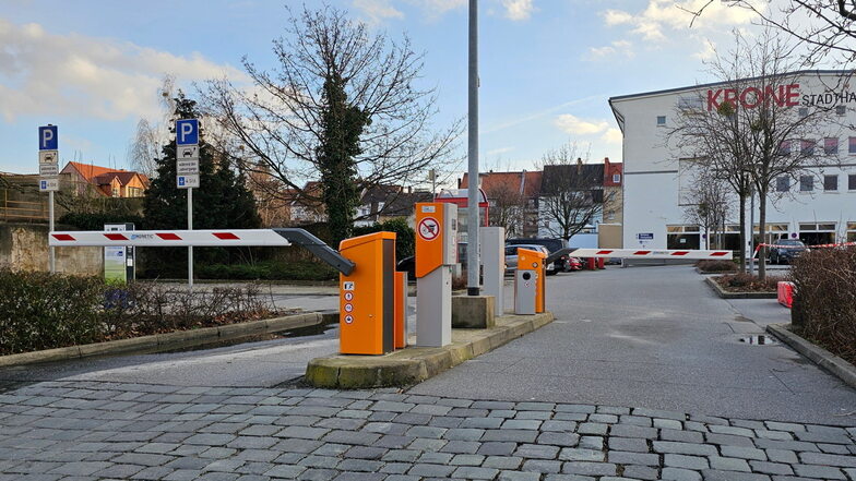An der neuen Schrankenanlage auf dem Parkplatz vor der Stadthalle Krone in Bautzen ist nur bargeldloses Bezahlen möglich.