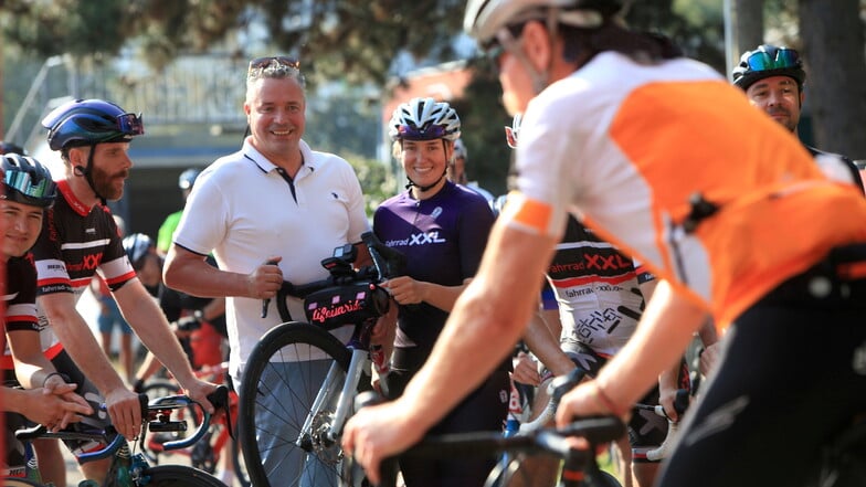 Olympiasieger Jens Fiedler und Radsportlerin Jenny Hofmann schickten die Teilnehmer der Artour in Heidenau auf die Strecke.