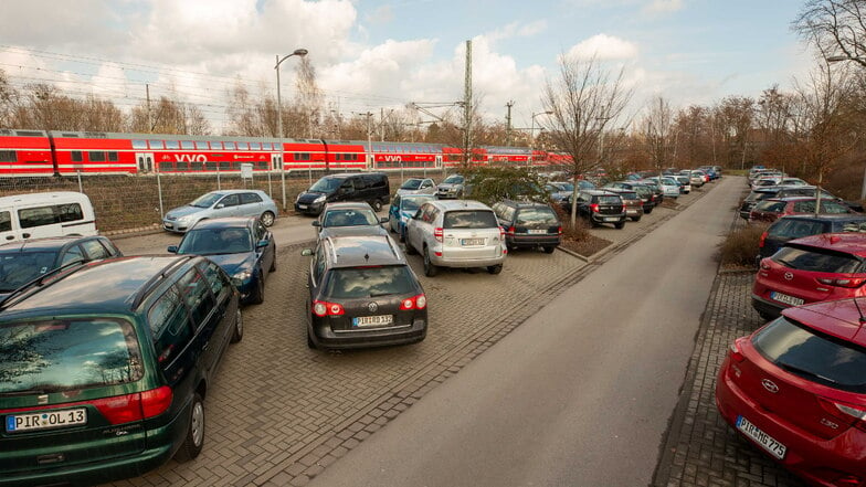 Beliebt und fast immer voll: der P+R-Parkplatz am Pirnaer Bahnhof.