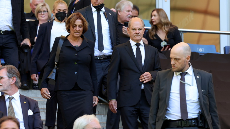 Bundeskanzler Olaf Scholz (2. v. r., SPD), und seine Ehefrau Britta Ernst (SPD), Ministerin in Braqndenburg, kommen zu der Trauerfeier.