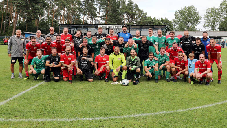 Das Oldie-Team des 1. FC Union Berlin (rote Spielkleidung) und die Traditionsmannschaft des LSV Bergen 1990 nahmen Aufstellung zum Erinnerungsfoto.