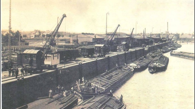 1902: Viele kleine Kräne dominieren das Bild. Schon fünf Jahre zuvor erzielt der Hafen Riesa einen Jahresumschlag von 546 000 Tonnen – deutlich mehr als Dresden.