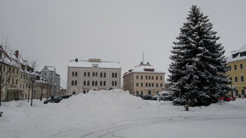 Straßen und Parkplätze sind frei. Doch an einigen Stellen türmen sich Schneeberge.