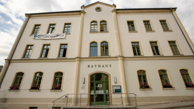 Rathaus der Stadt Sebnitz: Der Besucherverkehr wird erneut eingeschränkt.