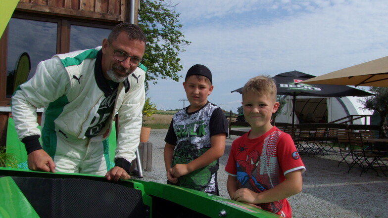 "Wie Car hilft"-Gründer Daniel Wieberneit mit Theo und Benno Schott (r.).  Dabei geht es darum, krebskranken Kindern und Jugendlichen die Möglichkeit zu geben, einmal in schnellen Flitzern mitzufahren.