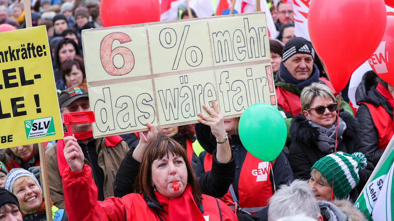 Lehrer demonstrieren am Dienstag in Leipzig.