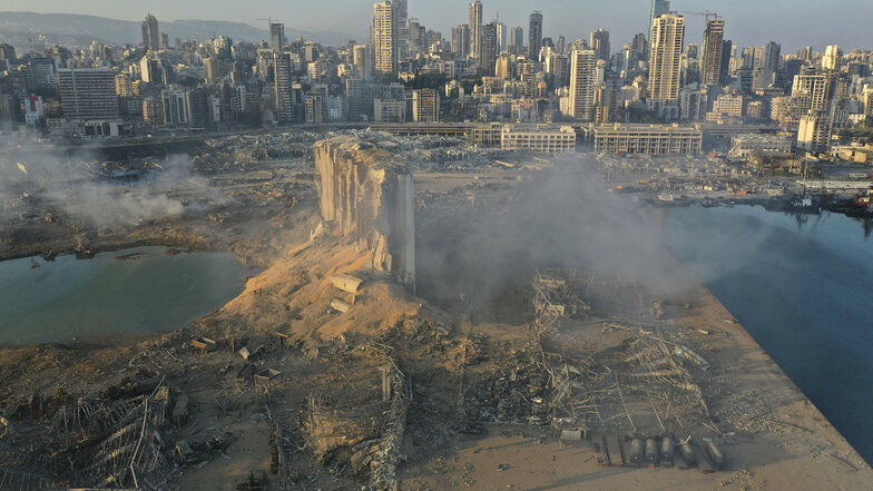 Am Tag danach: Ein Blick über den Schauplatz der Explosion im Hafen von Beirut. Umliegende Gebäude sind komplett zerstört, noch viele Kilometer entfernt barsten Fenster in Wohnhäusern.