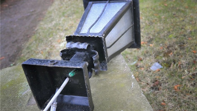 Auch eine Lampe wurde auf dem Niederauer Friedhof zerstört.Kommentar: