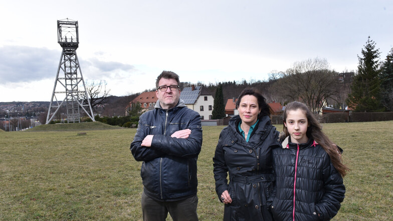 Heiko Gnepper, Stefanie Kaufhold und Tochter Mathilda sind gegen den Bau eines Parkplatzes an der Burgker Straße.