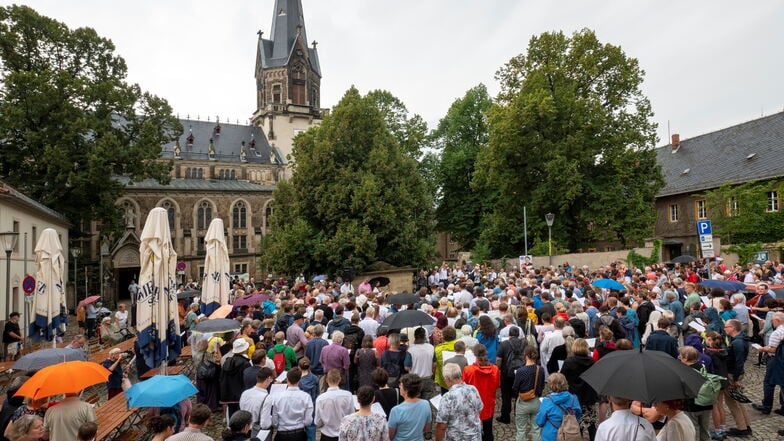 Mit einem Chor mehrerer Hundert Sänger wurde vor der Friedenskirche die 400-jährige Kirchenmusiktradition zelebriert.