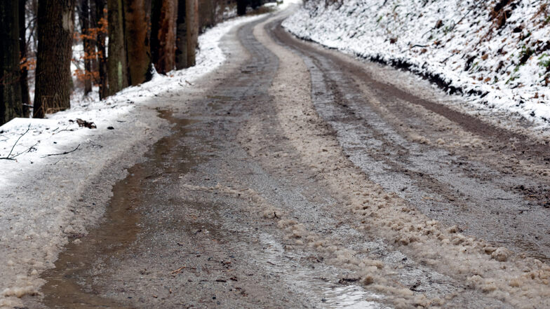 Die Straße "Horn" in Sebnitz. Nicht nur im Winter macht der unbefestigte Weg Probleme.