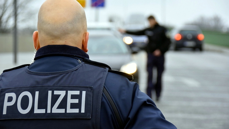 Im Erzgebirge hat die Polizei zwei illegal eingereiste Ausländer aufgegriffen. Sie wurden nach Tschechien zurückgeschoben.