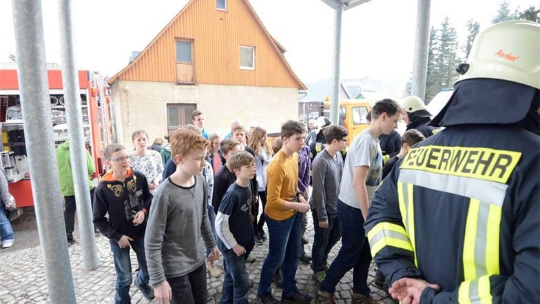 Die 350 Schüler des Gymnasiums wurden in die benachbarte Turnhalle evakuiert.