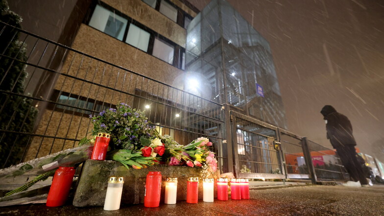 Grablichter und Blumen lagen am Freitag vor dem Gebäude der Zeugen Jehovas im Hamburger Stadtteil Alsterdorf. Bei einem Amoklauf wurden am Donnerstagabend mehrere Menschen getötet.