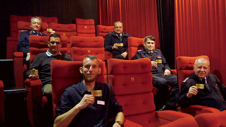 Vorfreude auf großes Kino mit dem Partner Ticket, das alle in den Händen halten und von dem der Theaterleiter des Hoyerswerdaer CineMotion-Kinos, Toni Züchner, (vorn links) 1.000 Stück den Feuerwehren des Bereiches Hoyerswerda übergab.
