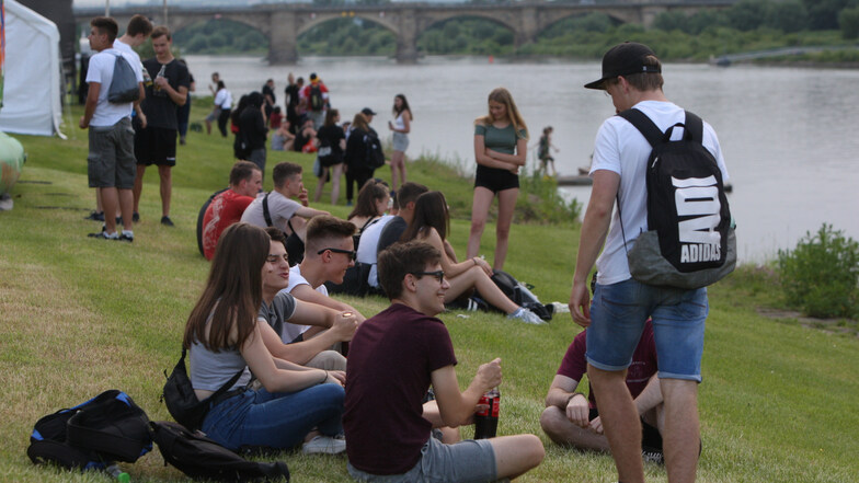 Junge Leute tummeln sich am Elbufer auf der Sport- und Erlebnismeile an der Elbe