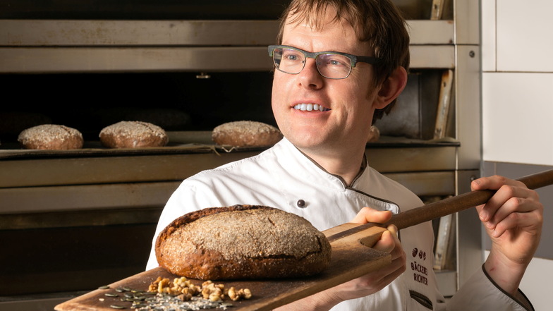 Von Bäckermeister Stefan Richter aus Kubschütz kommt das Rezept des Mättig-Brotes. Das soll es nun mit einer neuen Banderole wieder im Brot-Regal geben.