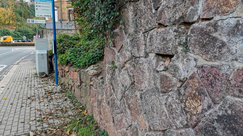 Aus der Mauer an der Leipziger Straße, gleich hinter den Schottenbergstufen, fallen immer wieder einzelne Steine auf den Fußweg.